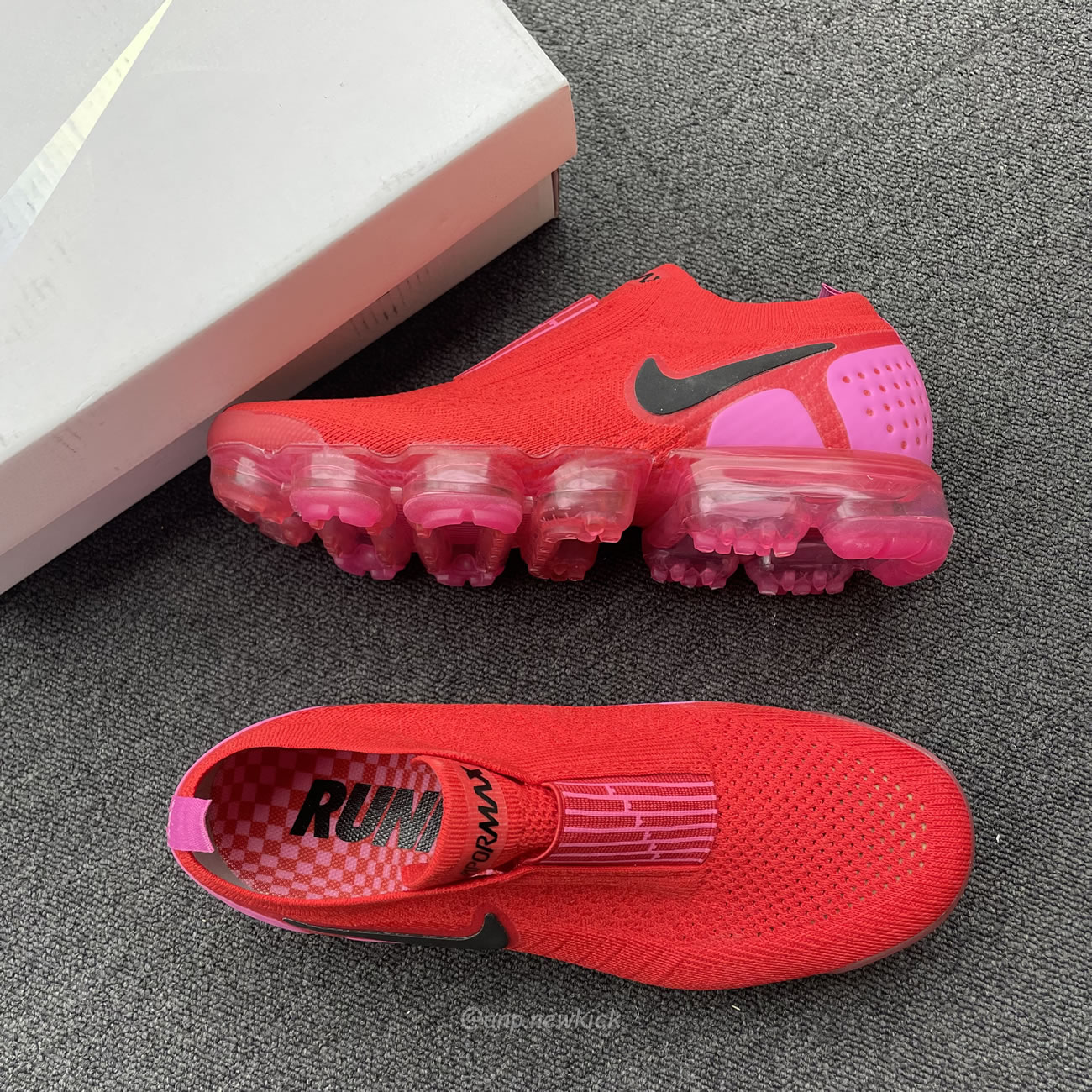 Nike Air Vapormax Moc 2 University Red Fuchsia Blast Womens Aj6599 600 (4) - www.newkick.org Nike Air Vapormax Moc 2 University Red Fuchsia Blast Womens Aj6599 600 (4) - www.newkick.org