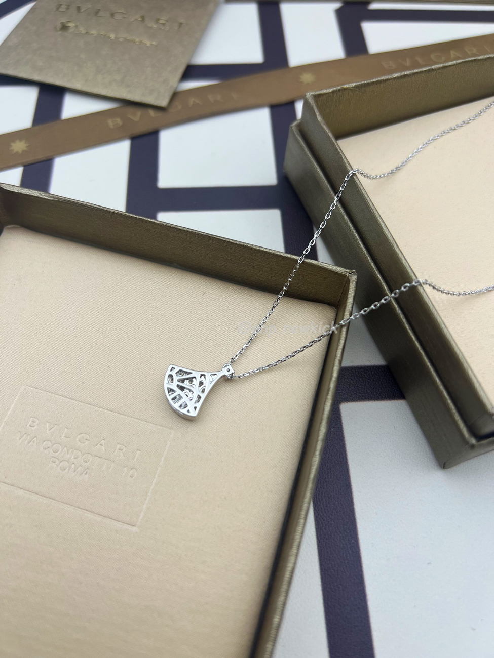 Bulgari Mini Dress Full Of Diamonds, Small Necklace (4) - www.newkick.vip Bulgari Mini Dress Full Of Diamonds, Small Necklace (4) - www.newkick.vip