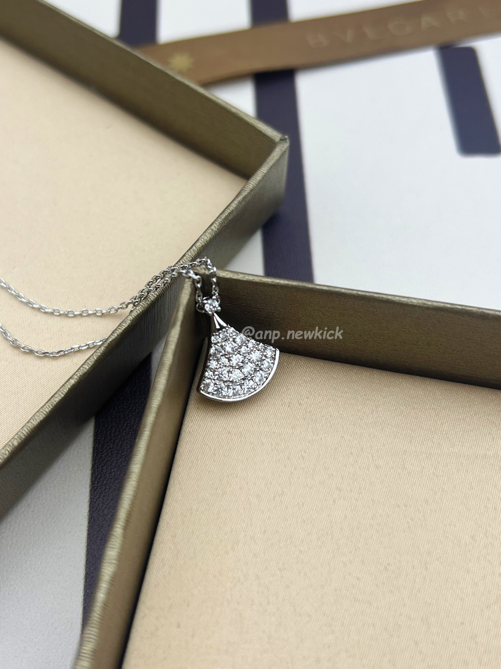 Bulgari Mini Dress Full Of Diamonds, Small Necklace (6) - www.newkick.vip Bulgari Mini Dress Full Of Diamonds, Small Necklace (6) - www.newkick.vip