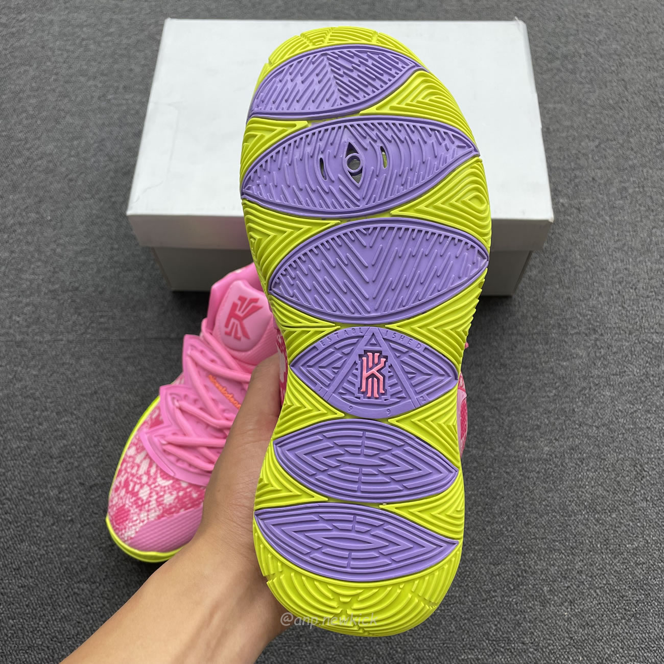 Nike Kyrie 5 Spongebob Squidward Patrick Cj6951 300 Cj6950 600 (3) - www.newkick.org Nike Kyrie 5 Spongebob Squidward Patrick Cj6951 300 Cj6950 600 (3) - www.newkick.org