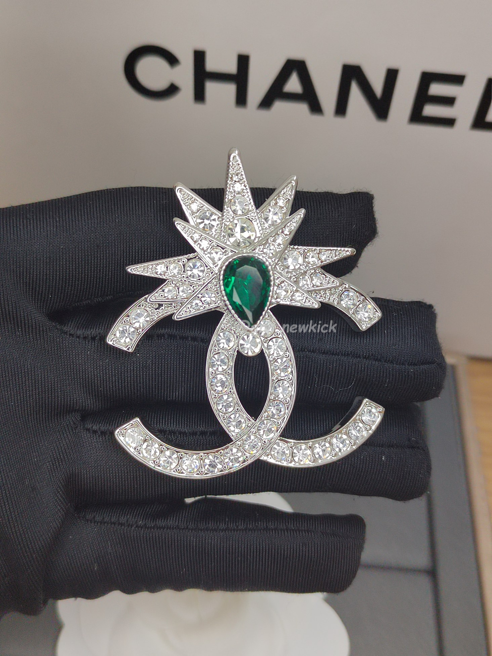 Chanel Clear Crystal And Emerald Crystal Brooch (1) - www.newkick.org Chanel Clear Crystal And Emerald Crystal Brooch (1) - www.newkick.org