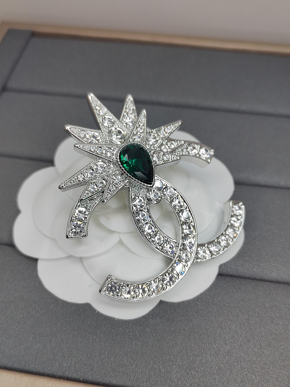 Chanel Clear Crystal And Emerald Crystal Brooch (2) - www.newkick.org Chanel Clear Crystal And Emerald Crystal Brooch (2) - www.newkick.org