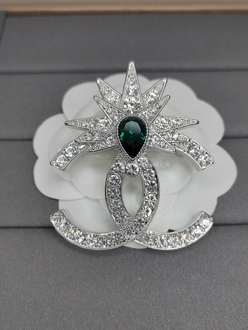 Chanel Clear Crystal And Emerald Crystal Brooch (4) - www.newkick.org Chanel Clear Crystal And Emerald Crystal Brooch (4) - www.newkick.org