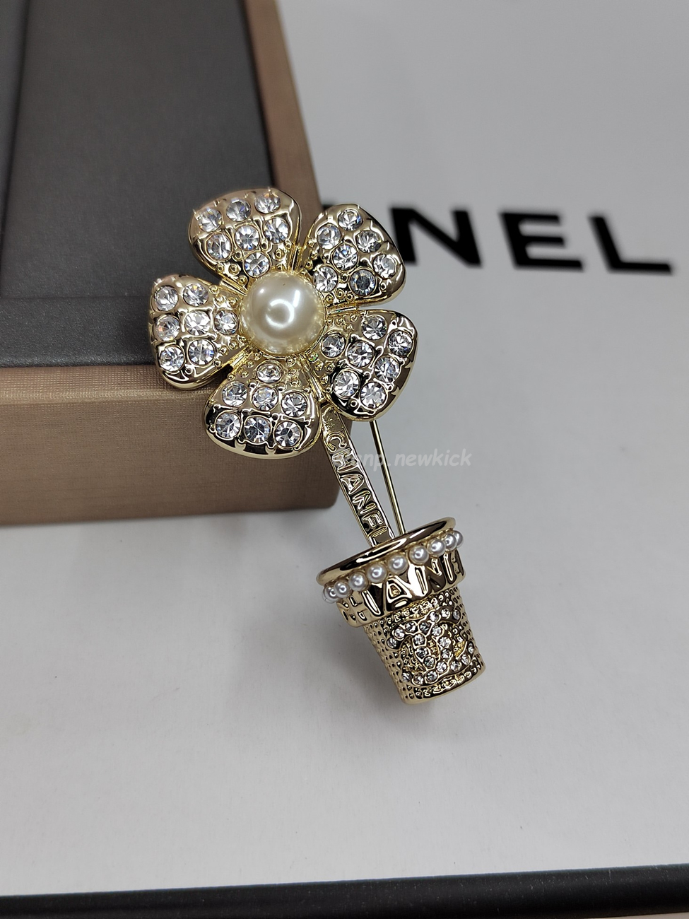 Chanel Diamond Inlaid Flower Pot Brooch (1) - www.newkick.vip Chanel Diamond Inlaid Flower Pot Brooch (1) - www.newkick.vip