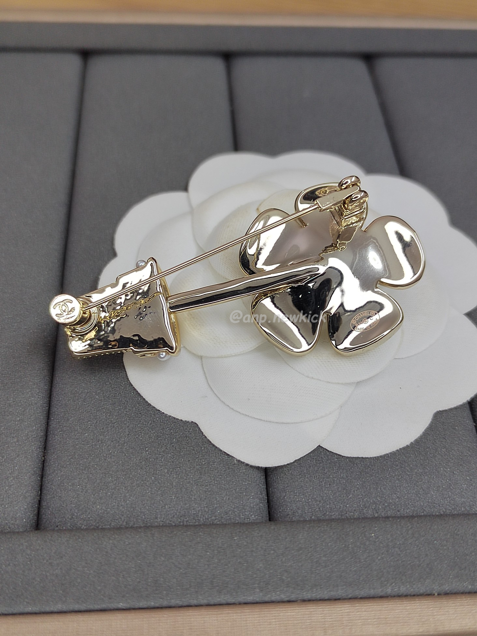Chanel Diamond Inlaid Flower Pot Brooch (2) - www.newkick.vip Chanel Diamond Inlaid Flower Pot Brooch (2) - www.newkick.vip