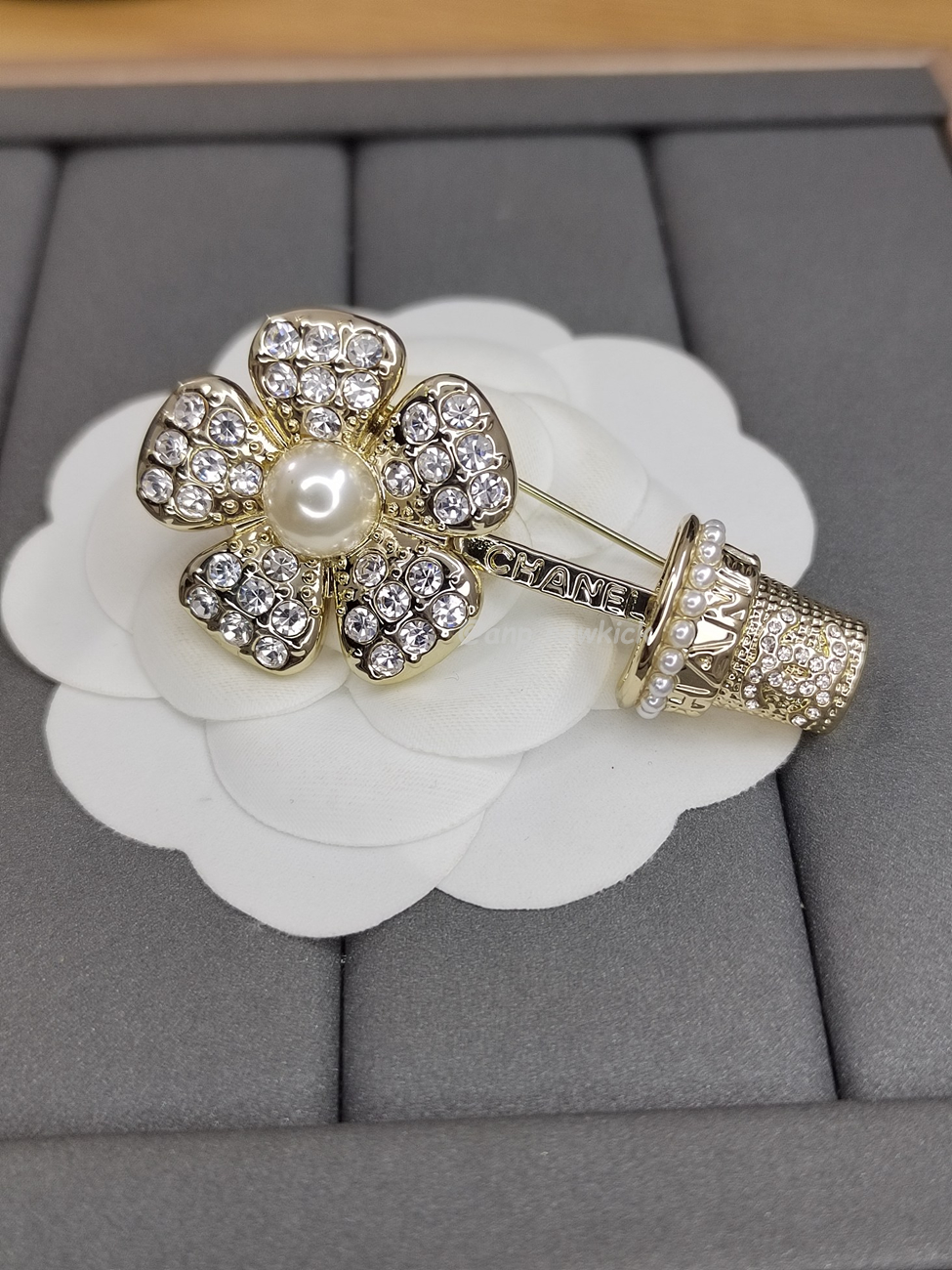 Chanel Diamond Inlaid Flower Pot Brooch (3) - www.newkick.vip Chanel Diamond Inlaid Flower Pot Brooch (3) - www.newkick.vip