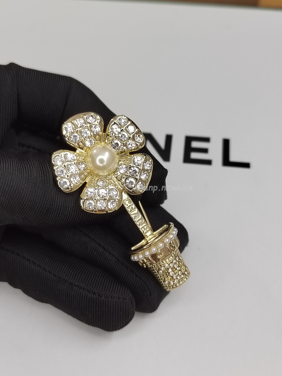 Chanel Diamond Inlaid Flower Pot Brooch (4) - www.newkick.vip Chanel Diamond Inlaid Flower Pot Brooch (4) - www.newkick.vip