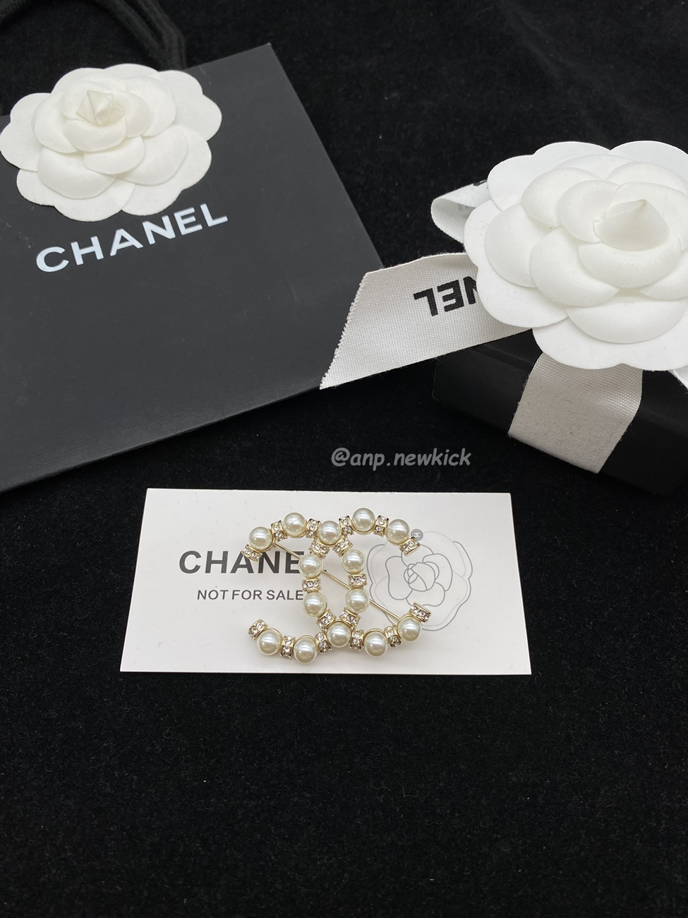 Chanel Glass Pearl Cc Gold Brooch (1) - www.newkick.org Chanel Glass Pearl Cc Gold Brooch (1) - www.newkick.org