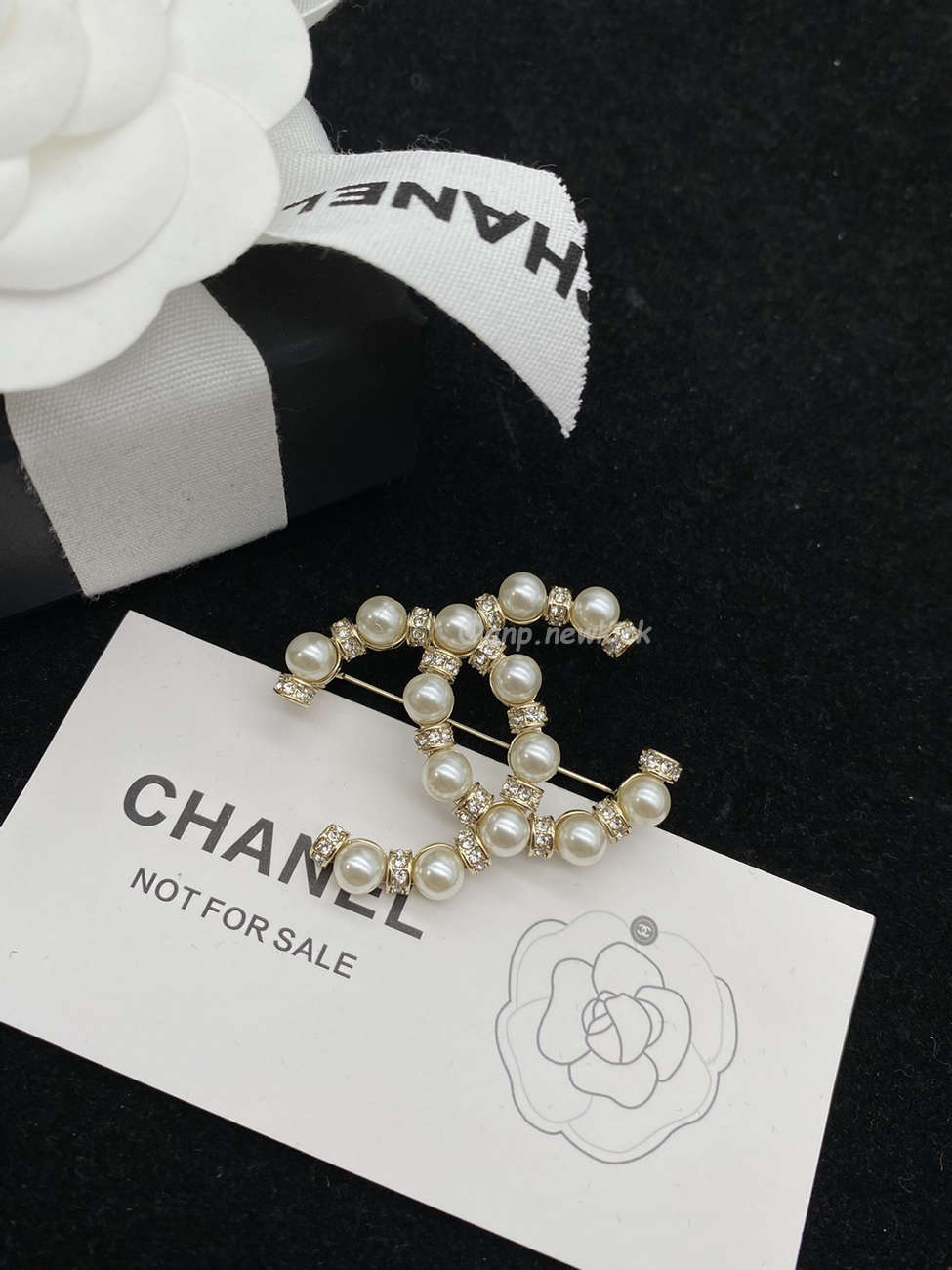 Chanel Glass Pearl Cc Gold Brooch (2) - www.newkick.org Chanel Glass Pearl Cc Gold Brooch (2) - www.newkick.org