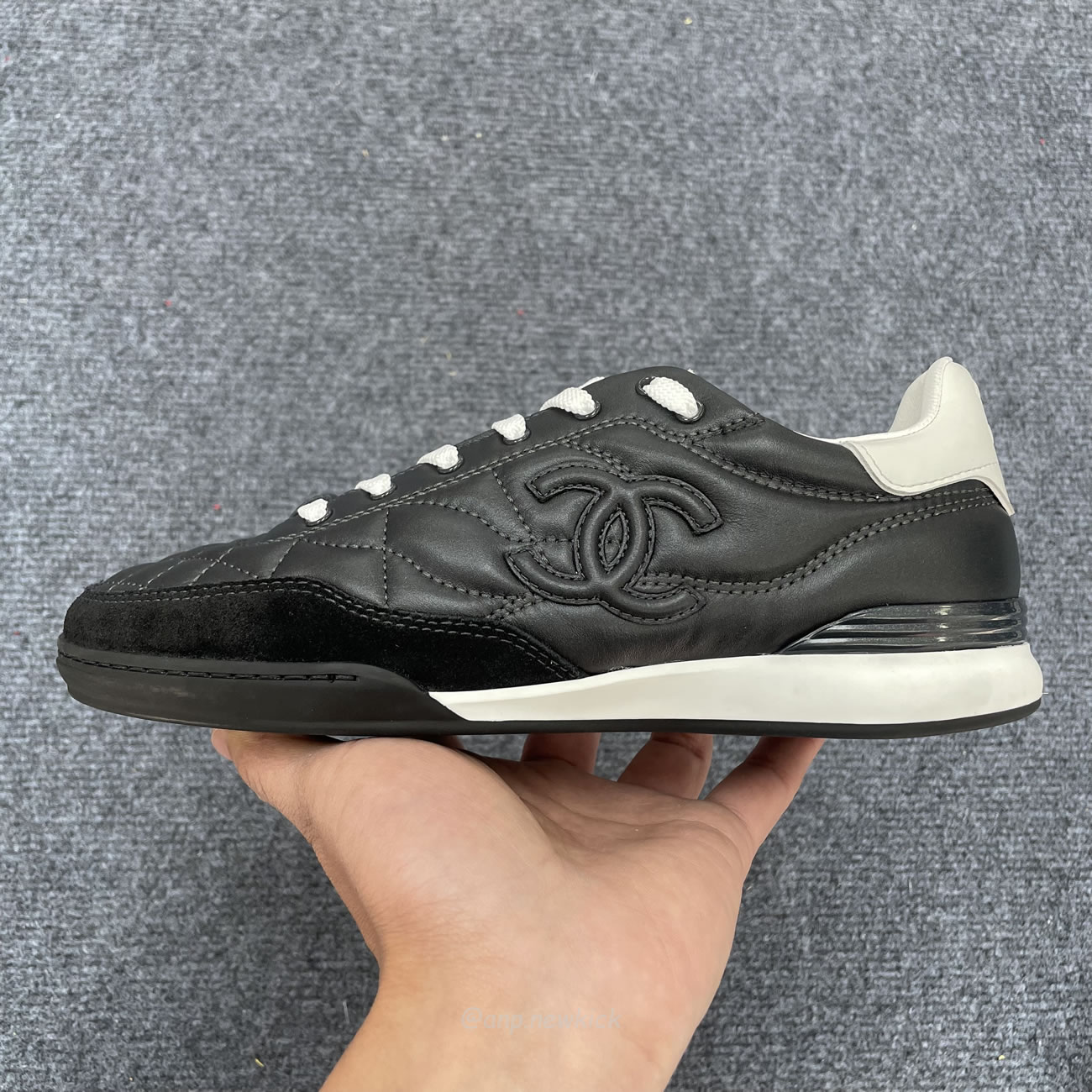 Chanel Shiny Calfskin Suede Quilted Cc Logo White Black E2435 (11) - www.newkick.org Chanel Shiny Calfskin Suede Quilted Cc Logo White Black E2435 (11) - www.newkick.org