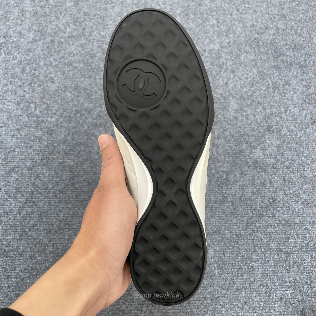 Chanel Shiny Calfskin Suede Quilted Cc Logo White Black E2435 (13) - www.newkick.org Chanel Shiny Calfskin Suede Quilted Cc Logo White Black E2435 (13) - www.newkick.org