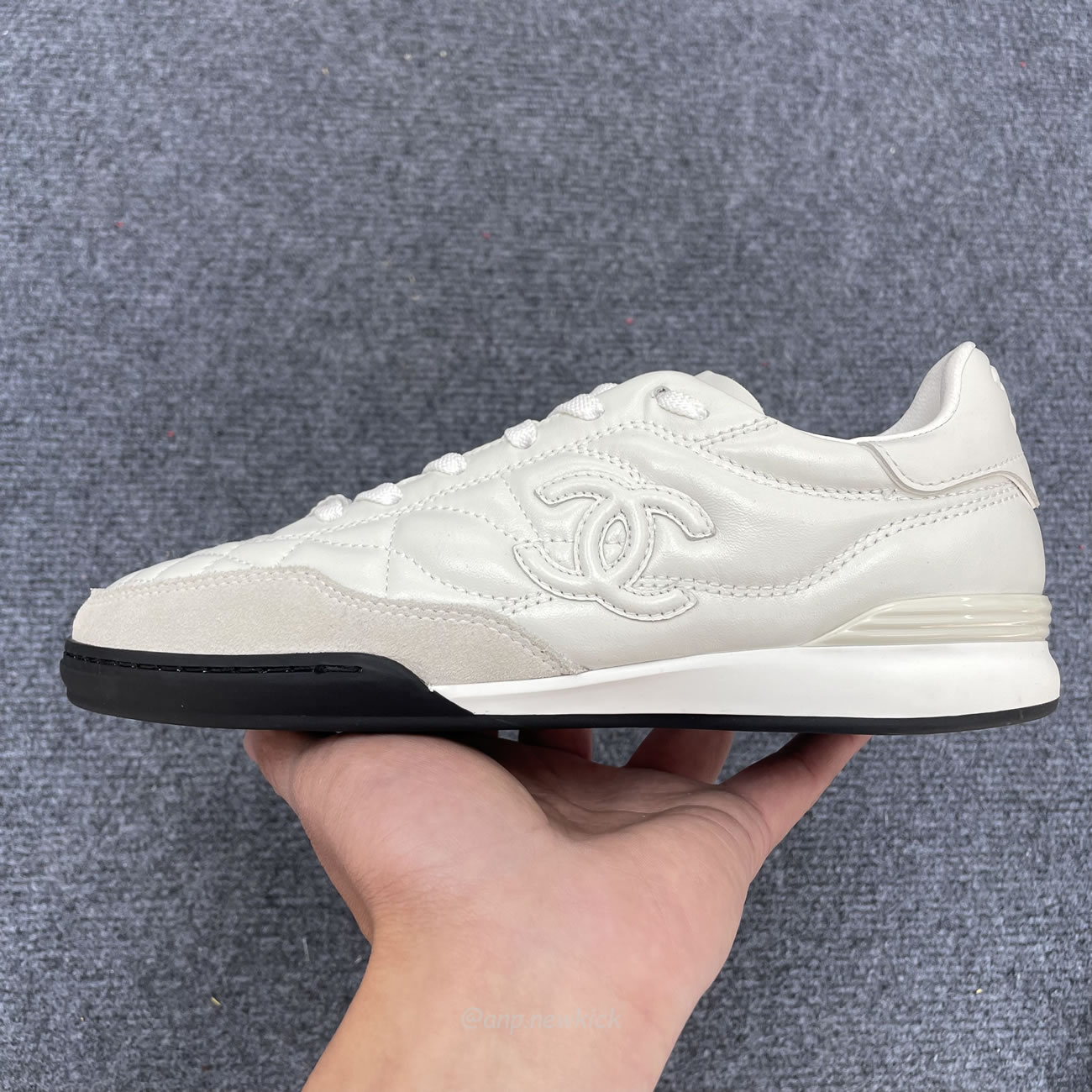 Chanel Shiny Calfskin Suede Quilted Cc Logo White Black E2435 (3) - www.newkick.org Chanel Shiny Calfskin Suede Quilted Cc Logo White Black E2435 (3) - www.newkick.org