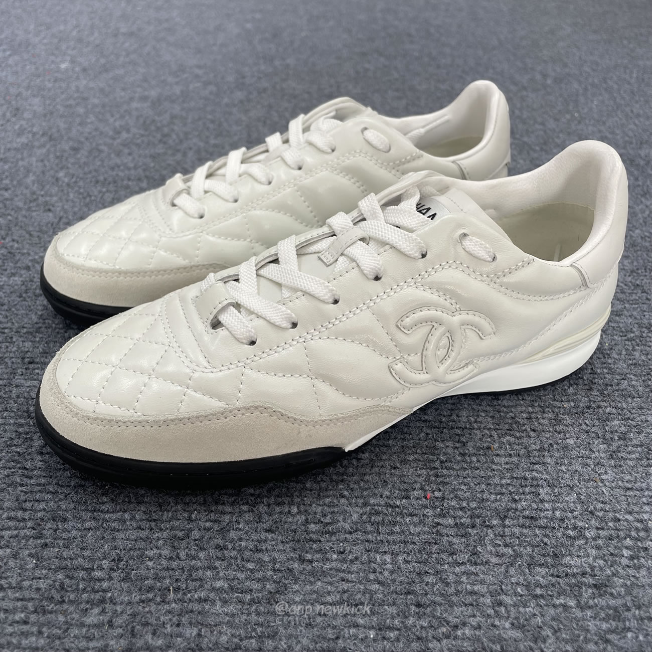 Chanel Shiny Calfskin Suede Quilted Cc Logo White Black E2435 (4) - www.newkick.org Chanel Shiny Calfskin Suede Quilted Cc Logo White Black E2435 (4) - www.newkick.org