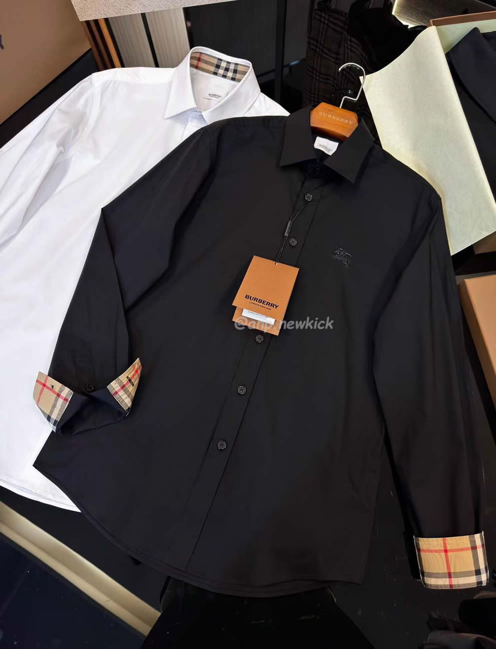 Burberry Slim Fit Monogram Motif Stretch Cotton Poplin Shirt Black White Fw21 80323081 (3) - www.newkick.org Burberry Slim Fit Monogram Motif Stretch Cotton Poplin Shirt Black White Fw21 80323081 (3) - www.newkick.org