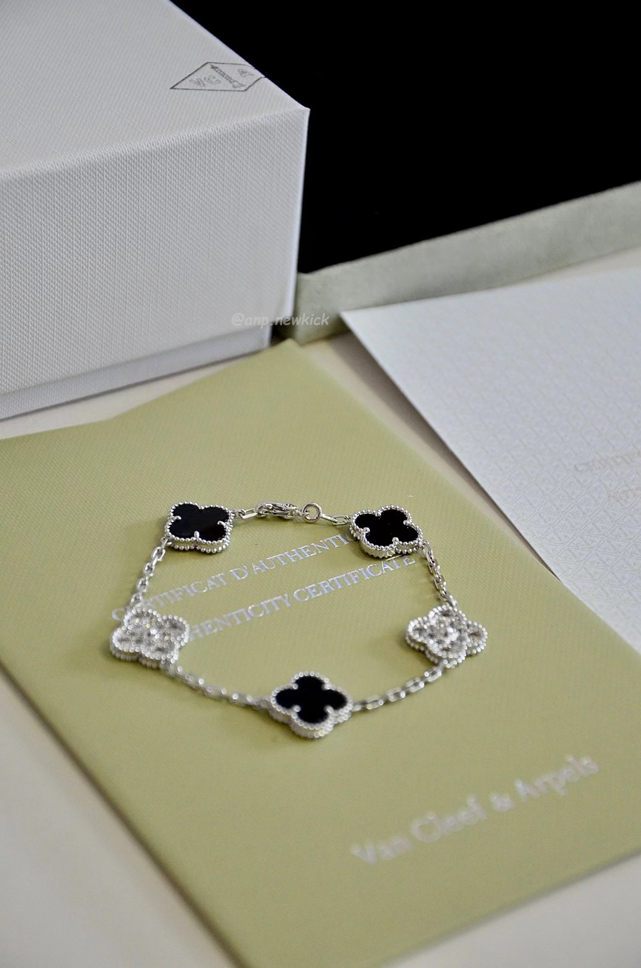 Van Cleef Arpels Vintage Alhambra Four Leaf Clover Gold Bracelet (12) - www.newkick.org Van Cleef Arpels Vintage Alhambra Four Leaf Clover Gold Bracelet (12) - www.newkick.org