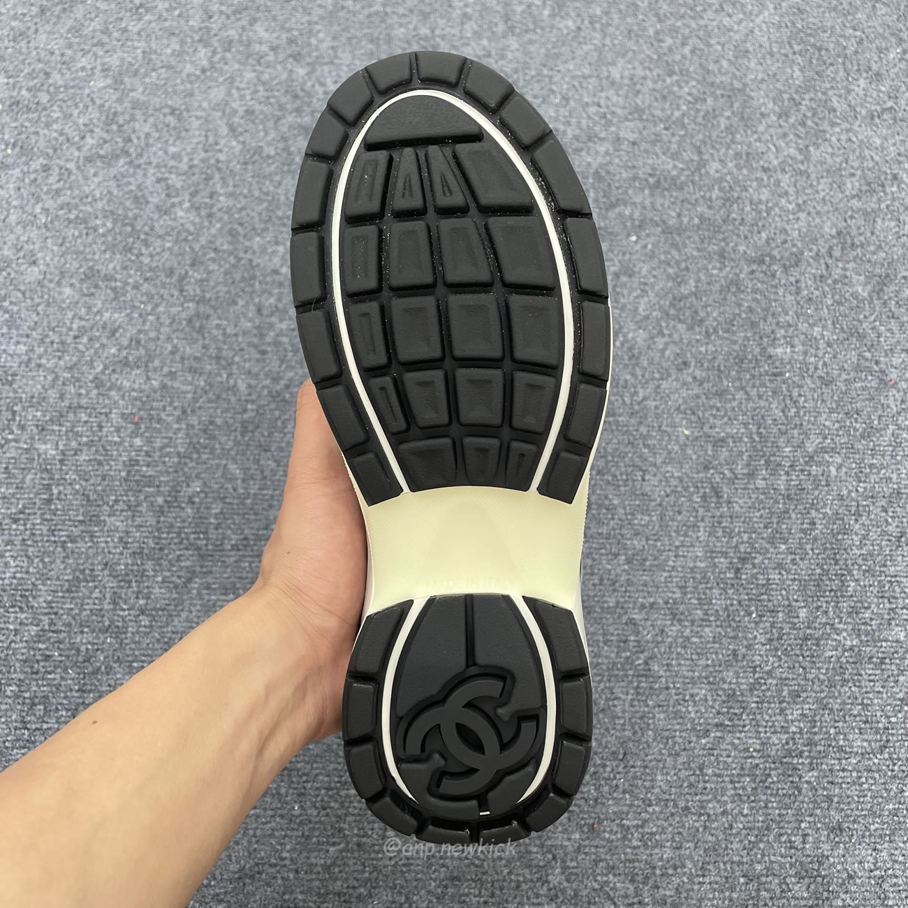 Chanel Cc Runner Silver Laminate G39792 Y56368 K5451 (2) - www.newkick.org Chanel Cc Runner Silver Laminate G39792 Y56368 K5451 (2) - www.newkick.org