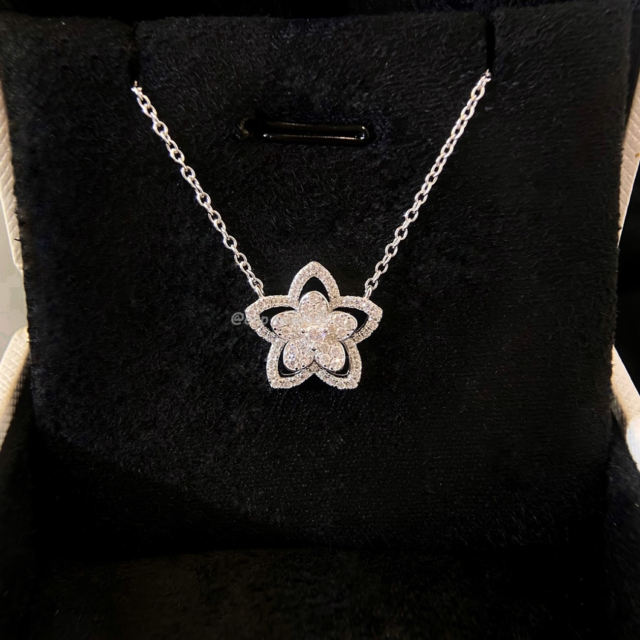 Graff Wild Flower Diamond Pendant (3) - www.newkick.org Graff Wild Flower Diamond Pendant (3) - www.newkick.org
