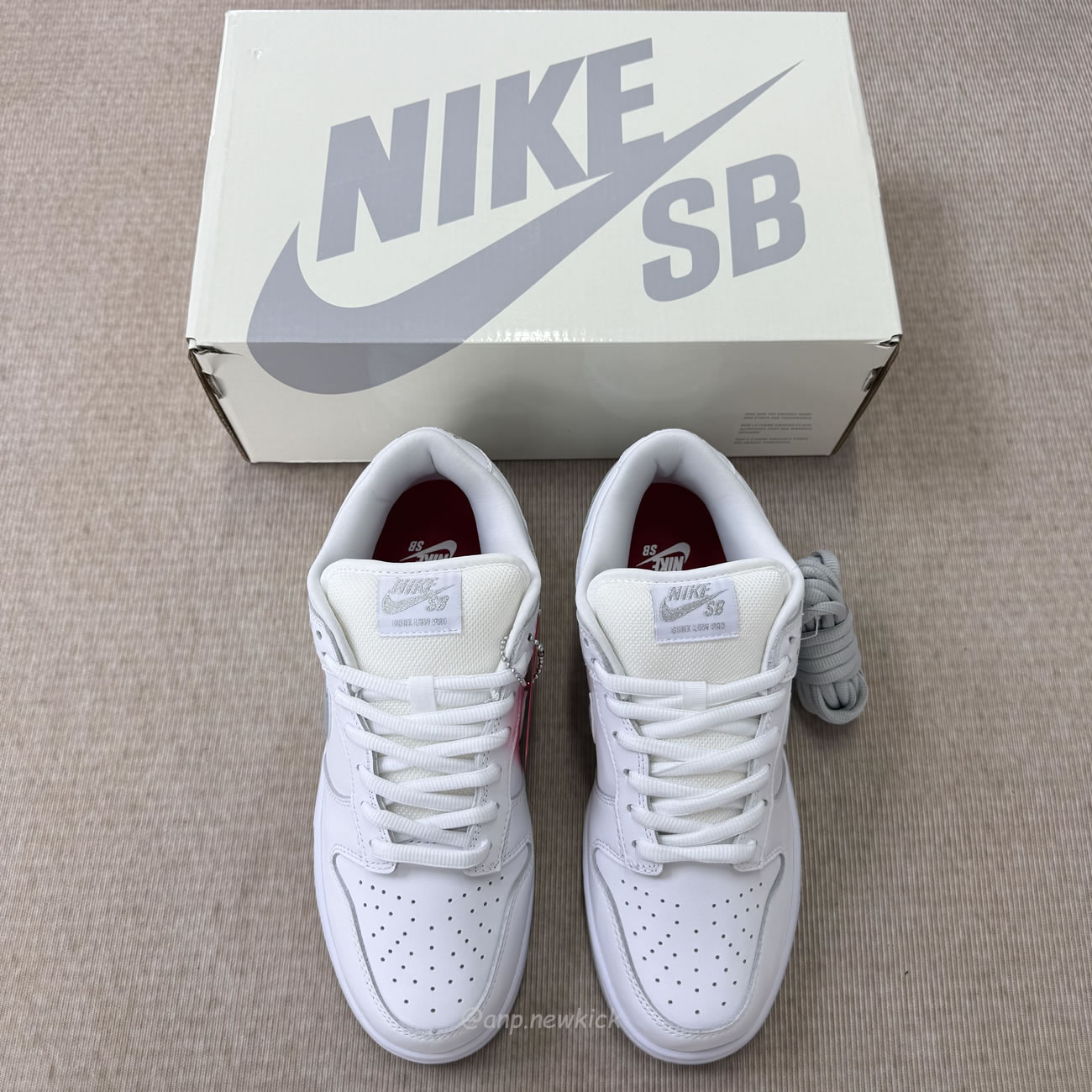 Nike Sb Dunk Low Supreme 94 White Metallic Silver Hq8487 100 (2) - www.newkick.org Nike Sb Dunk Low Supreme 94 White Metallic Silver Hq8487 100 (2) - www.newkick.org