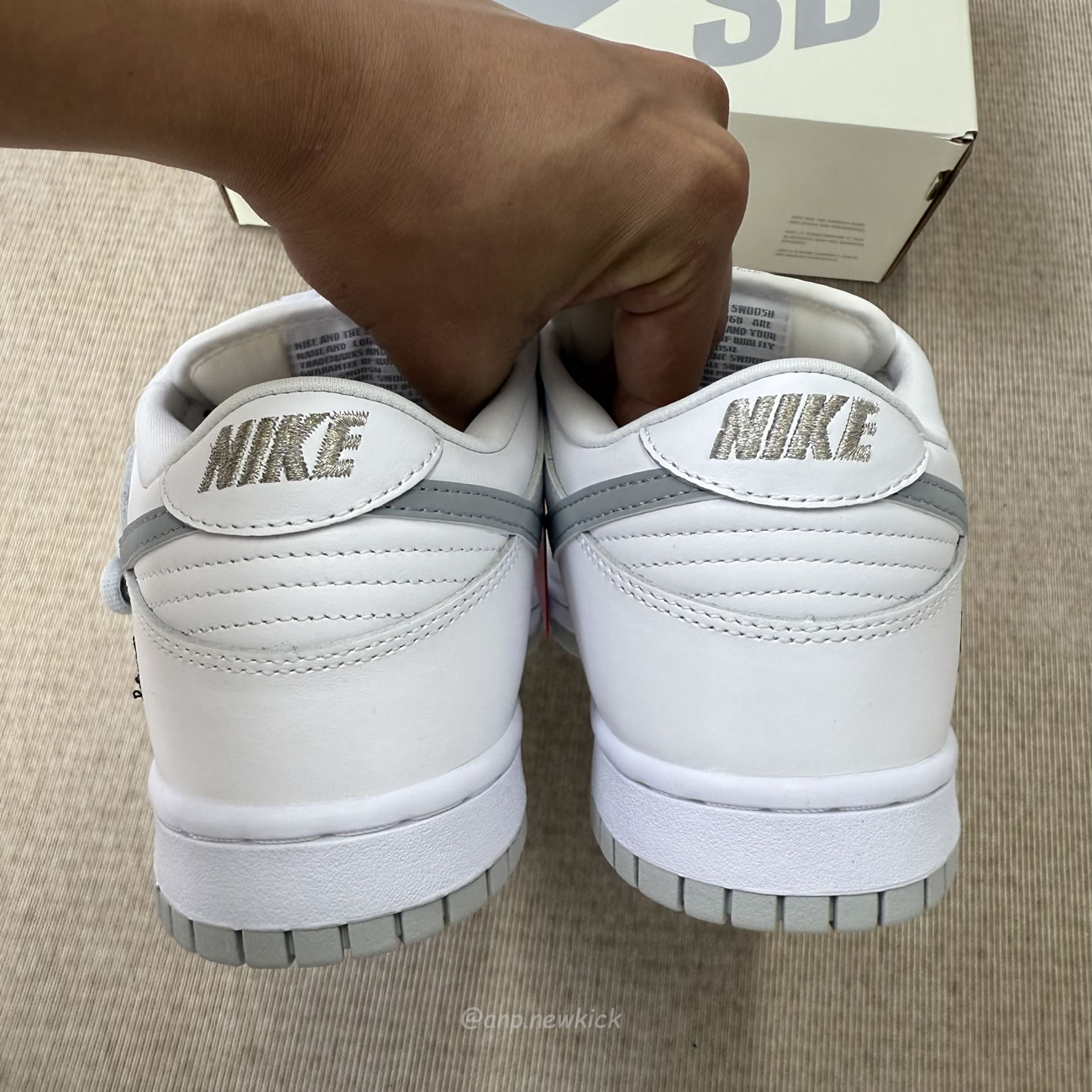 Nike Sb Dunk Low Supreme 94 White Metallic Silver Hq8487 100 (6) - www.newkick.org Nike Sb Dunk Low Supreme 94 White Metallic Silver Hq8487 100 (6) - www.newkick.org