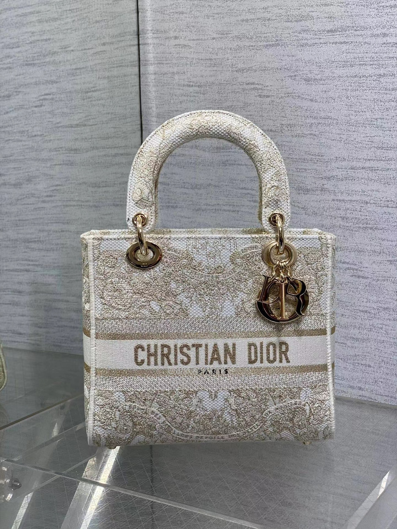Dior Medium Size Lady D Lite Butterfly Around The World Embroidery Handbag (2) - www.newkick.org Dior Medium Size Lady D Lite Butterfly Around The World Embroidery Handbag (2) - www.newkick.org
