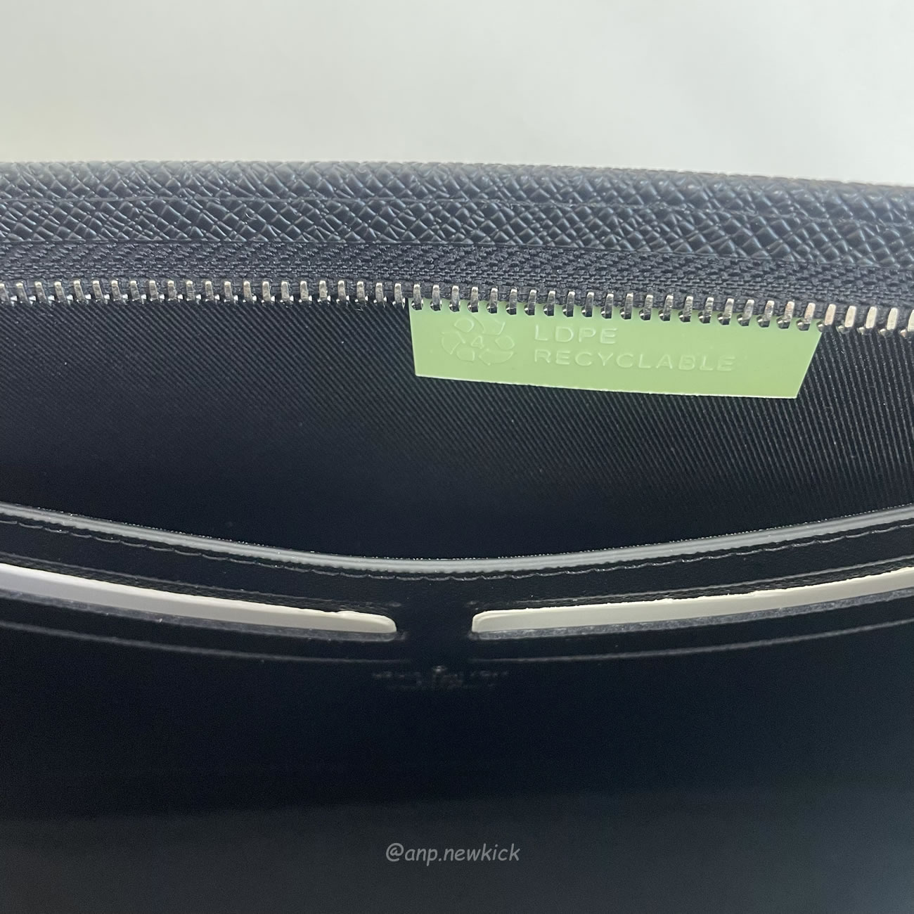 Louis Vuitton Pochette Voyage M30450 (2) - www.newkick.org