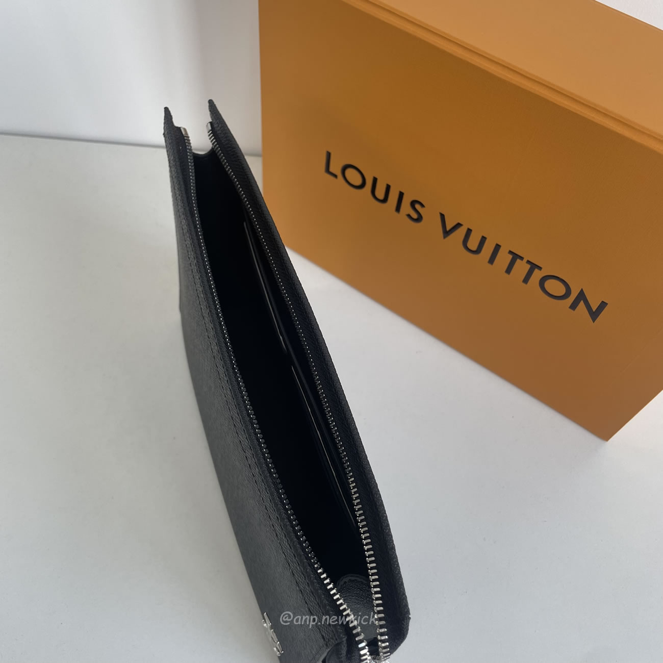 Louis Vuitton Pochette Voyage M30450 (5) - www.newkick.org