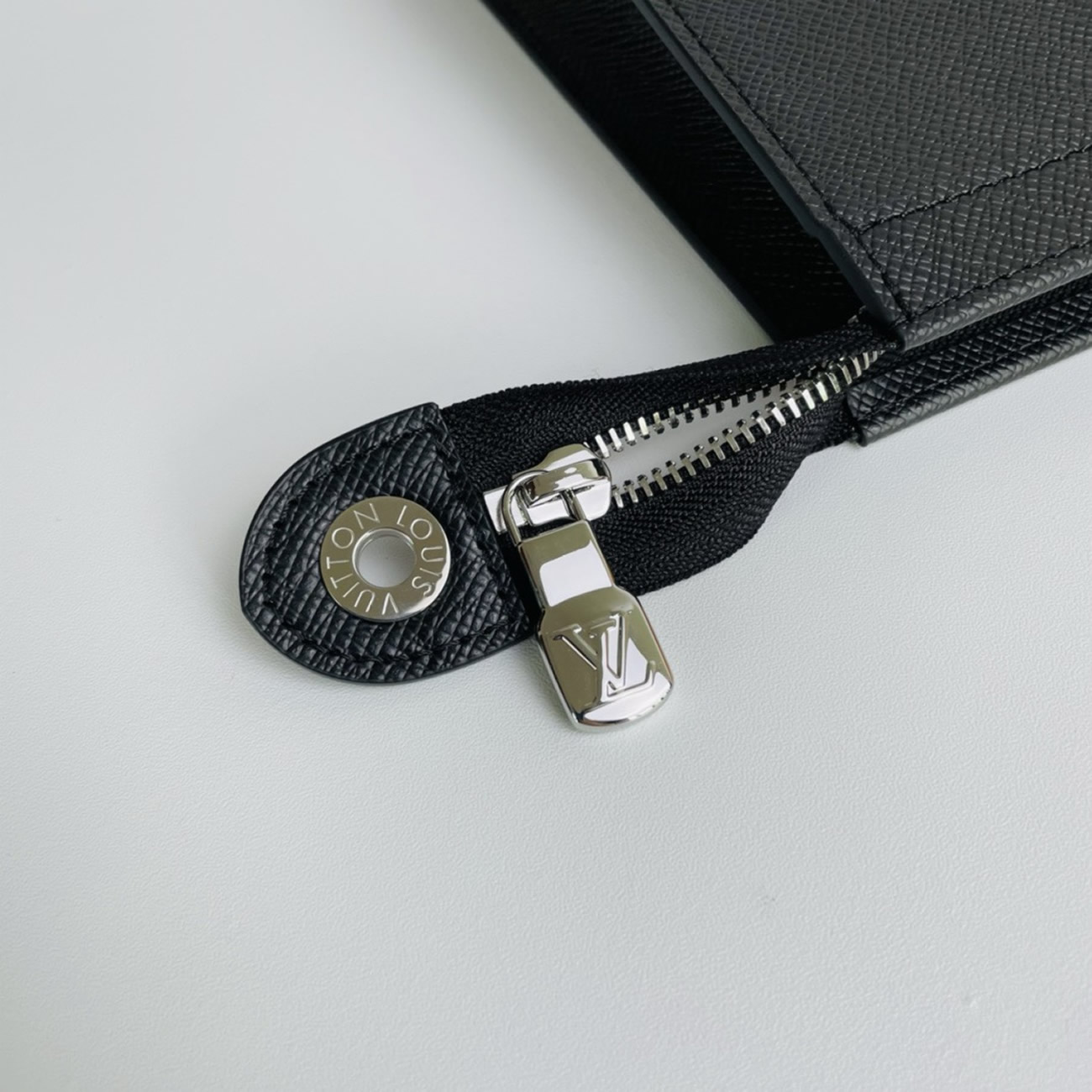 Louis Vuitton Pochette Voyage M30450 (9) - www.newkick.org