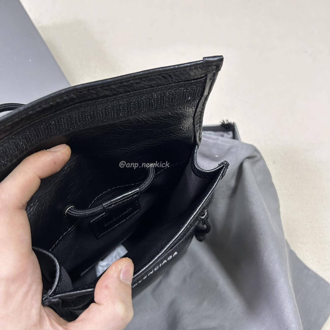 Balenciaga Explorer Arena Cracked Leather Messenger Bag Black (11) - www.newkick.org Balenciaga Explorer Arena Cracked Leather Messenger Bag Black (11) - www.newkick.org
