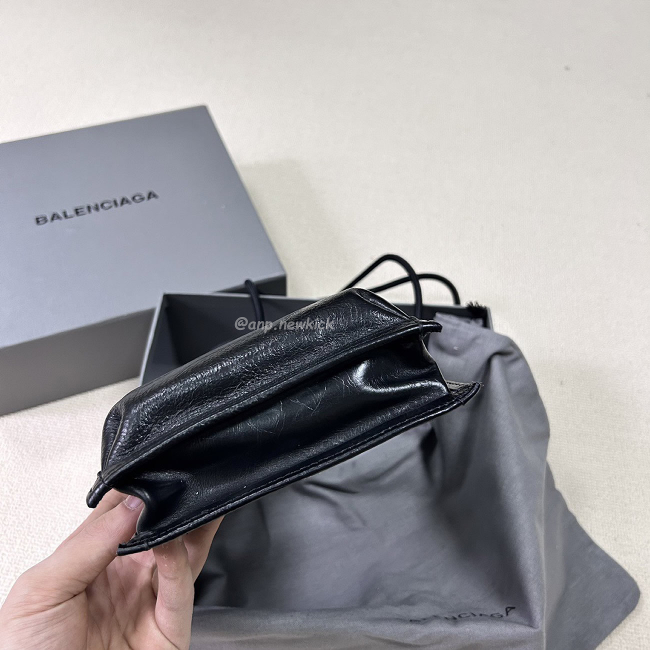 Balenciaga Explorer Arena Cracked Leather Messenger Bag Black (12) - www.newkick.org Balenciaga Explorer Arena Cracked Leather Messenger Bag Black (12) - www.newkick.org