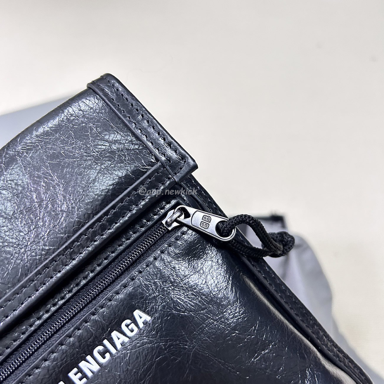 Balenciaga Explorer Arena Cracked Leather Messenger Bag Black (16) - www.newkick.org Balenciaga Explorer Arena Cracked Leather Messenger Bag Black (16) - www.newkick.org