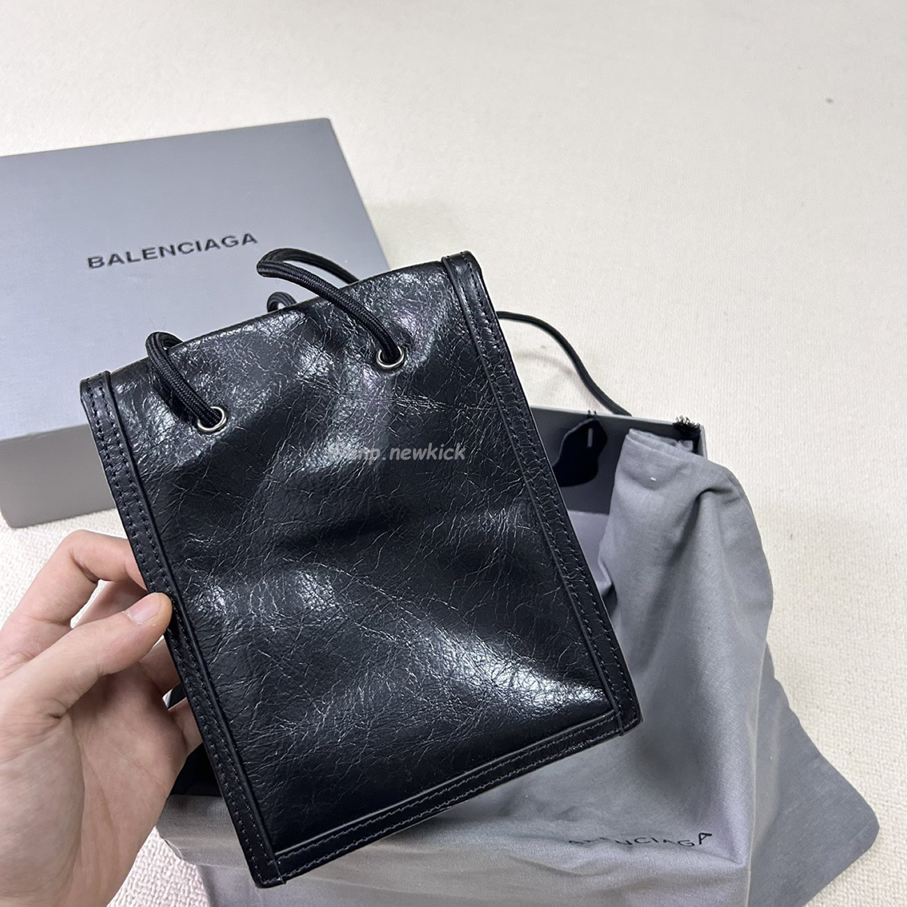 Balenciaga Explorer Arena Cracked Leather Messenger Bag Black (2) - www.newkick.org Balenciaga Explorer Arena Cracked Leather Messenger Bag Black (2) - www.newkick.org
