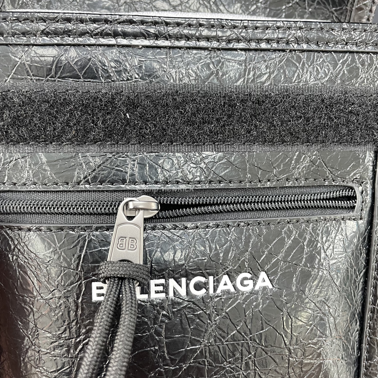 Balenciaga Explorer Arena Cracked Leather Messenger Bag Black (6) - www.newkick.org Balenciaga Explorer Arena Cracked Leather Messenger Bag Black (6) - www.newkick.org