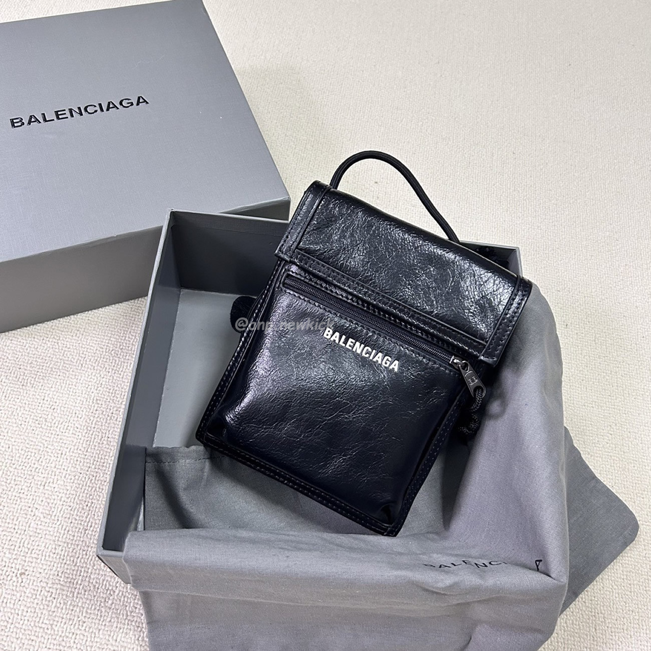 Balenciaga Explorer Arena Cracked Leather Messenger Bag Black (8) - www.newkick.org Balenciaga Explorer Arena Cracked Leather Messenger Bag Black (8) - www.newkick.org