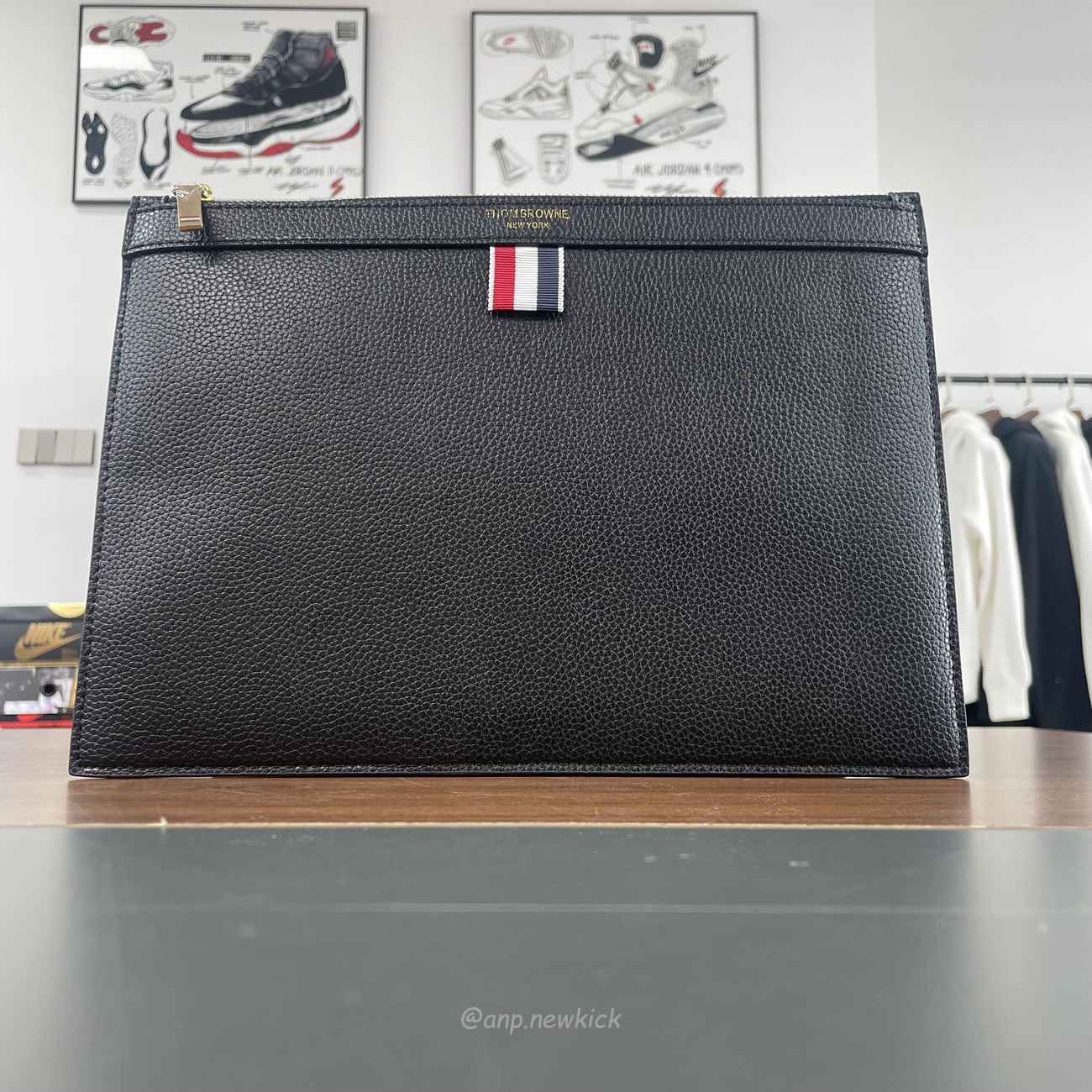 Thom Browne Logo Stamp Leather Document Holder (2) - www.newkick.org Thom Browne Logo Stamp Leather Document Holder (2) - www.newkick.org