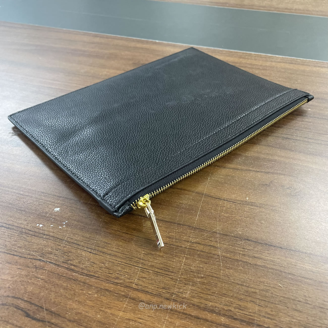 Thom Browne Logo Stamp Leather Document Holder (4) - www.newkick.org Thom Browne Logo Stamp Leather Document Holder (4) - www.newkick.org