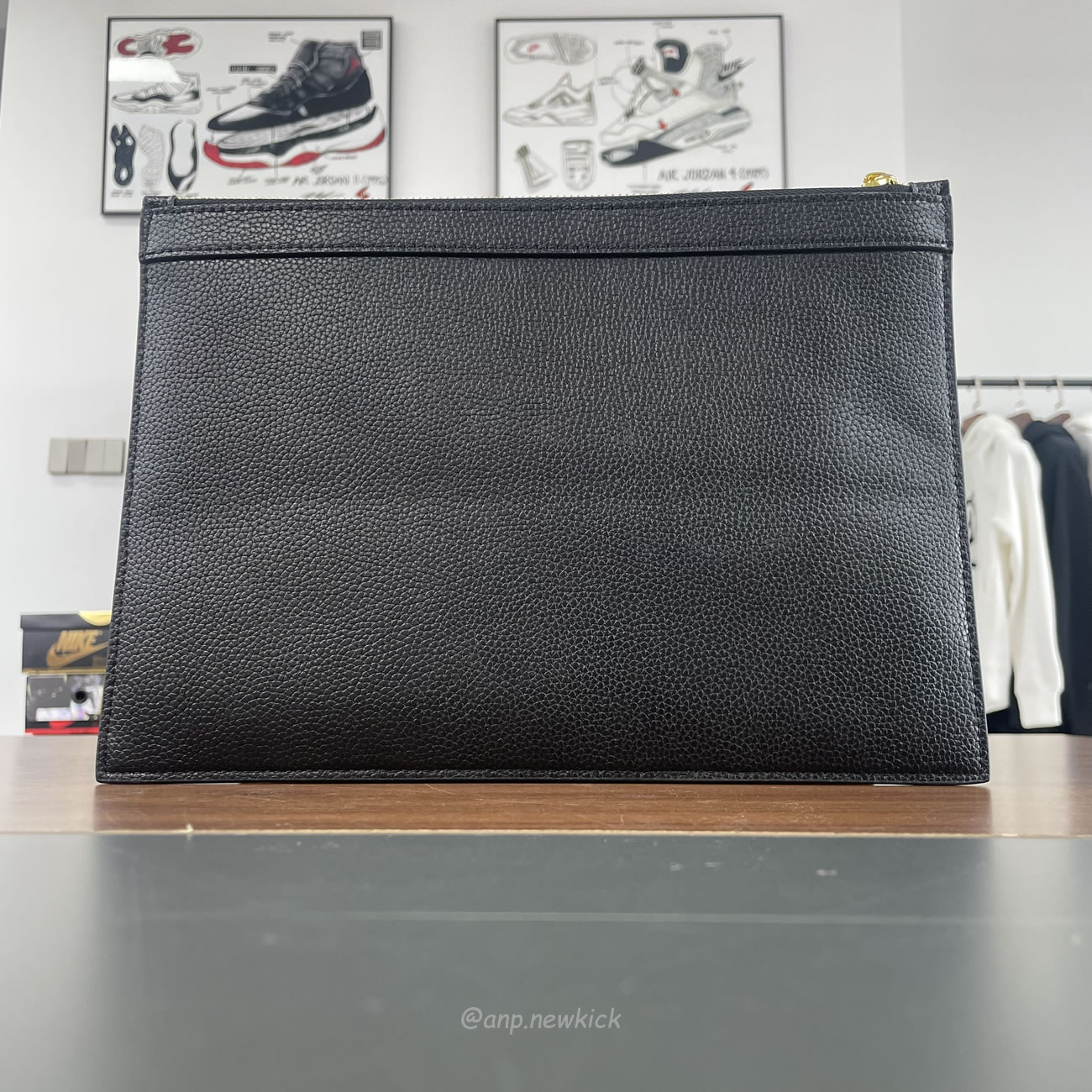 Thom Browne Logo Stamp Leather Document Holder (6) - www.newkick.org Thom Browne Logo Stamp Leather Document Holder (6) - www.newkick.org