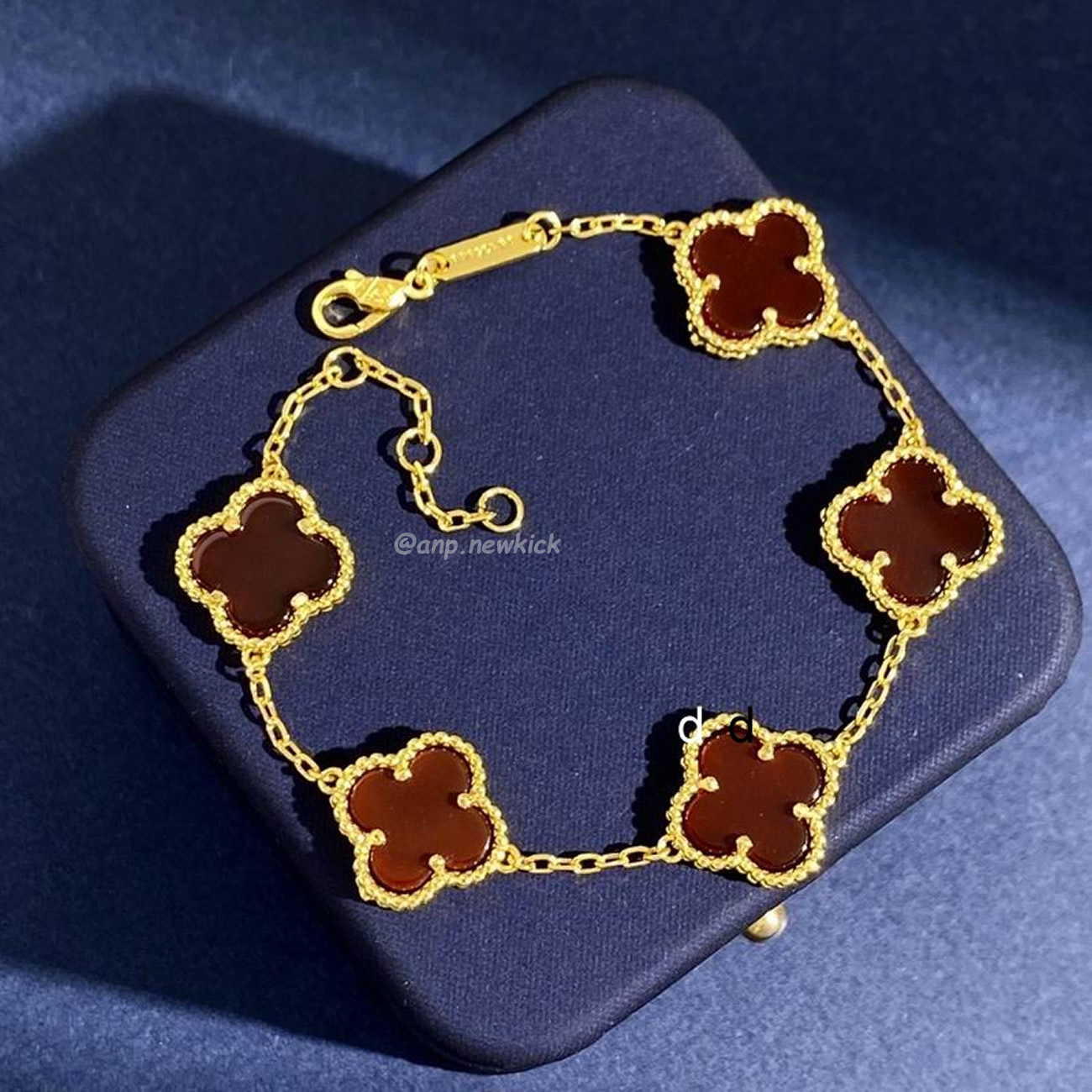 Van Cleef 18k Golden Bracelet (1) - www.newkick.org Van Cleef 18k Golden Bracelet (1) - www.newkick.org