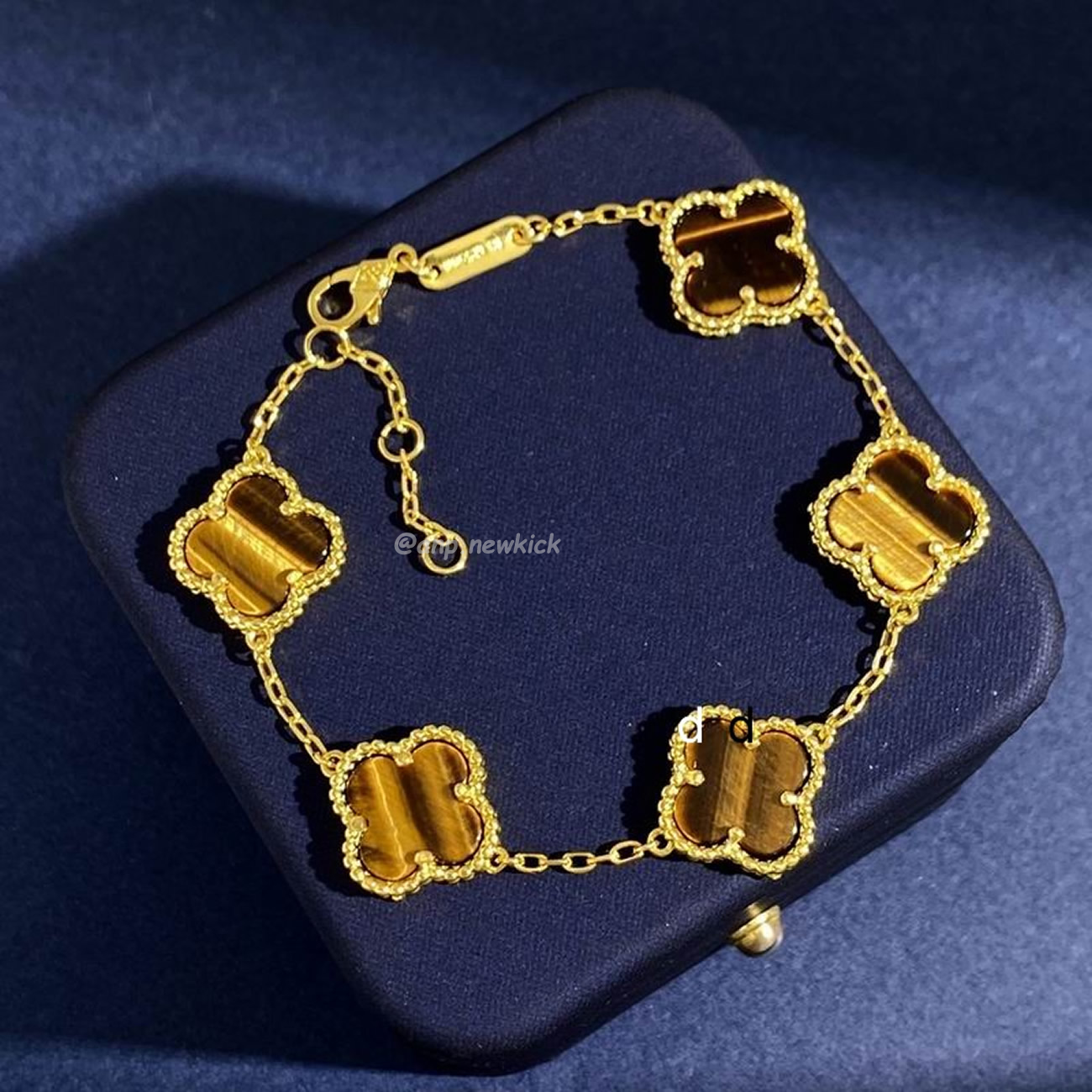 Van Cleef 18k Golden Bracelet (5) - www.newkick.org Van Cleef 18k Golden Bracelet (5) - www.newkick.org