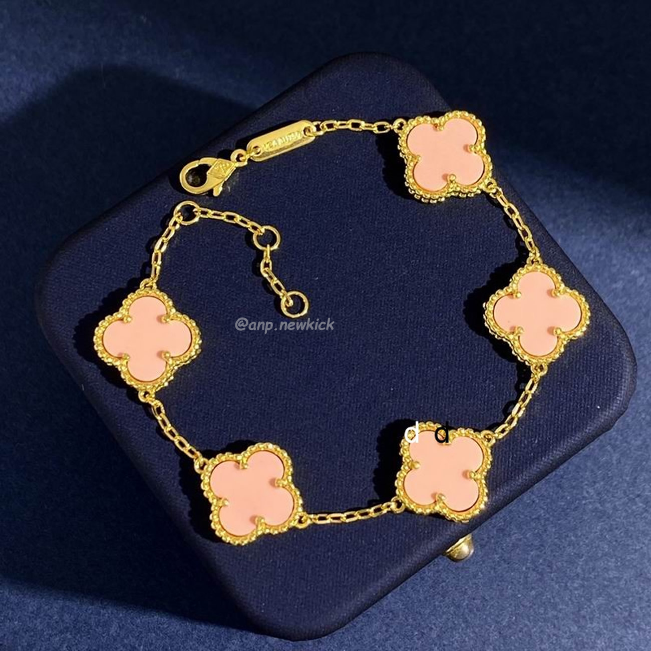 Van Cleef 18k Golden Bracelet (7) - www.newkick.org Van Cleef 18k Golden Bracelet (7) - www.newkick.org
