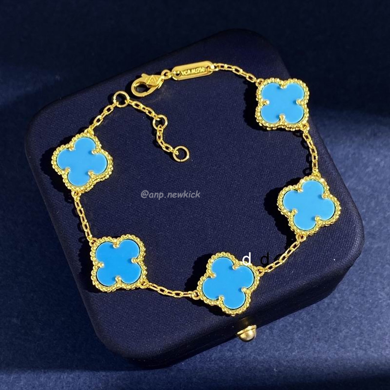 Van Cleef 18k Golden Bracelet (8) - www.newkick.org Van Cleef 18k Golden Bracelet (8) - www.newkick.org