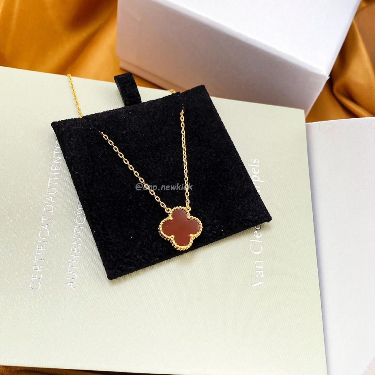 Van Cleef Arpels Vintage Alhambra Pendant (10) - www.newkick.org Van Cleef Arpels Vintage Alhambra Pendant (10) - www.newkick.org