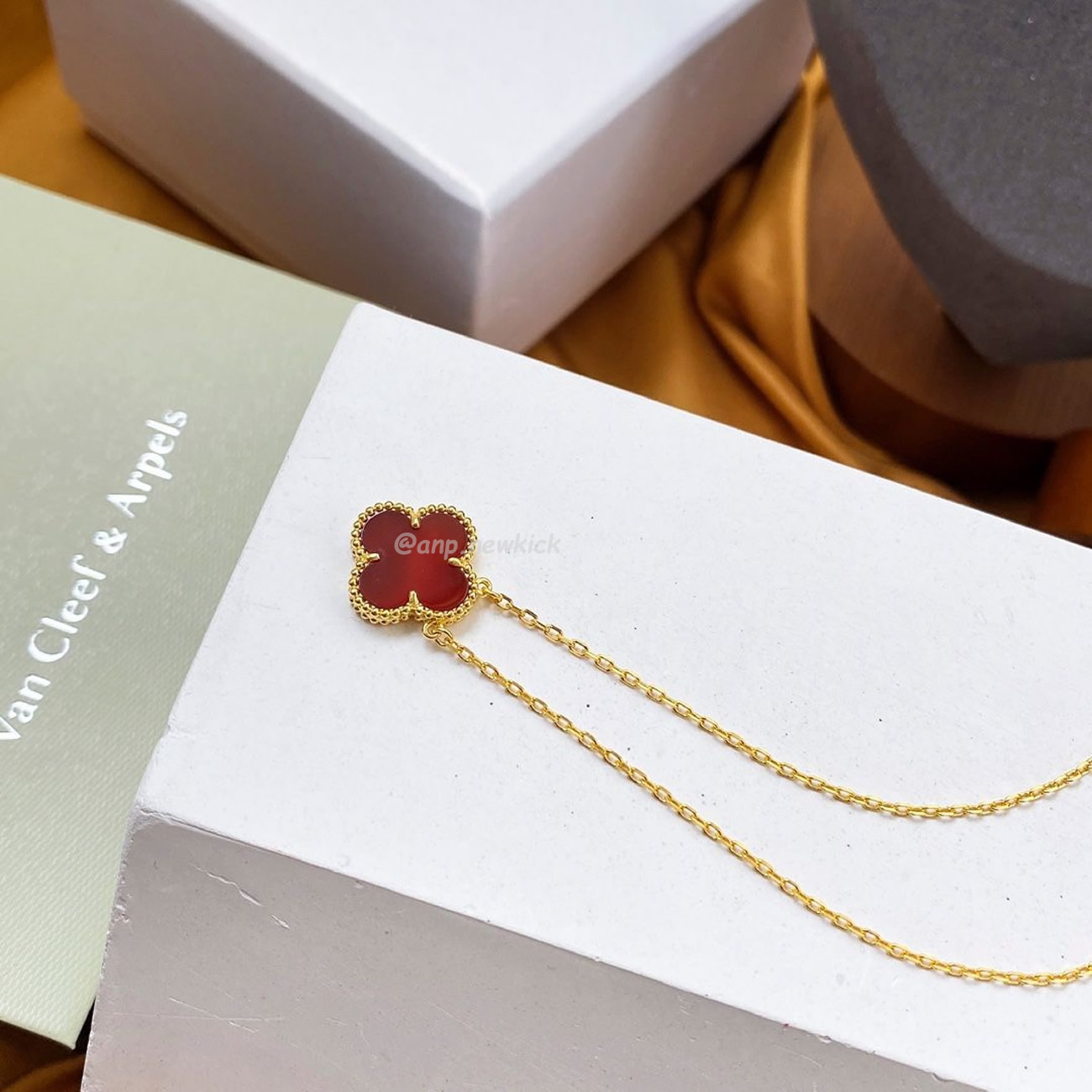 Van Cleef Arpels Vintage Alhambra Pendant (12) - www.newkick.org Van Cleef Arpels Vintage Alhambra Pendant (12) - www.newkick.org