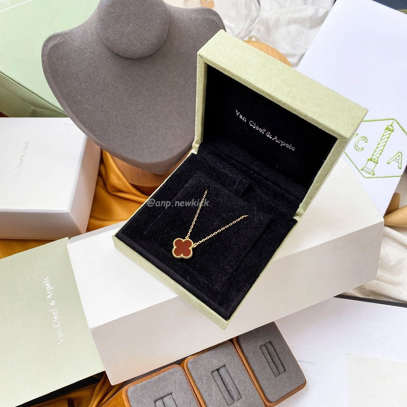 Van Cleef Arpels Vintage Alhambra Pendant (5) - www.newkick.org Van Cleef Arpels Vintage Alhambra Pendant (5) - www.newkick.org