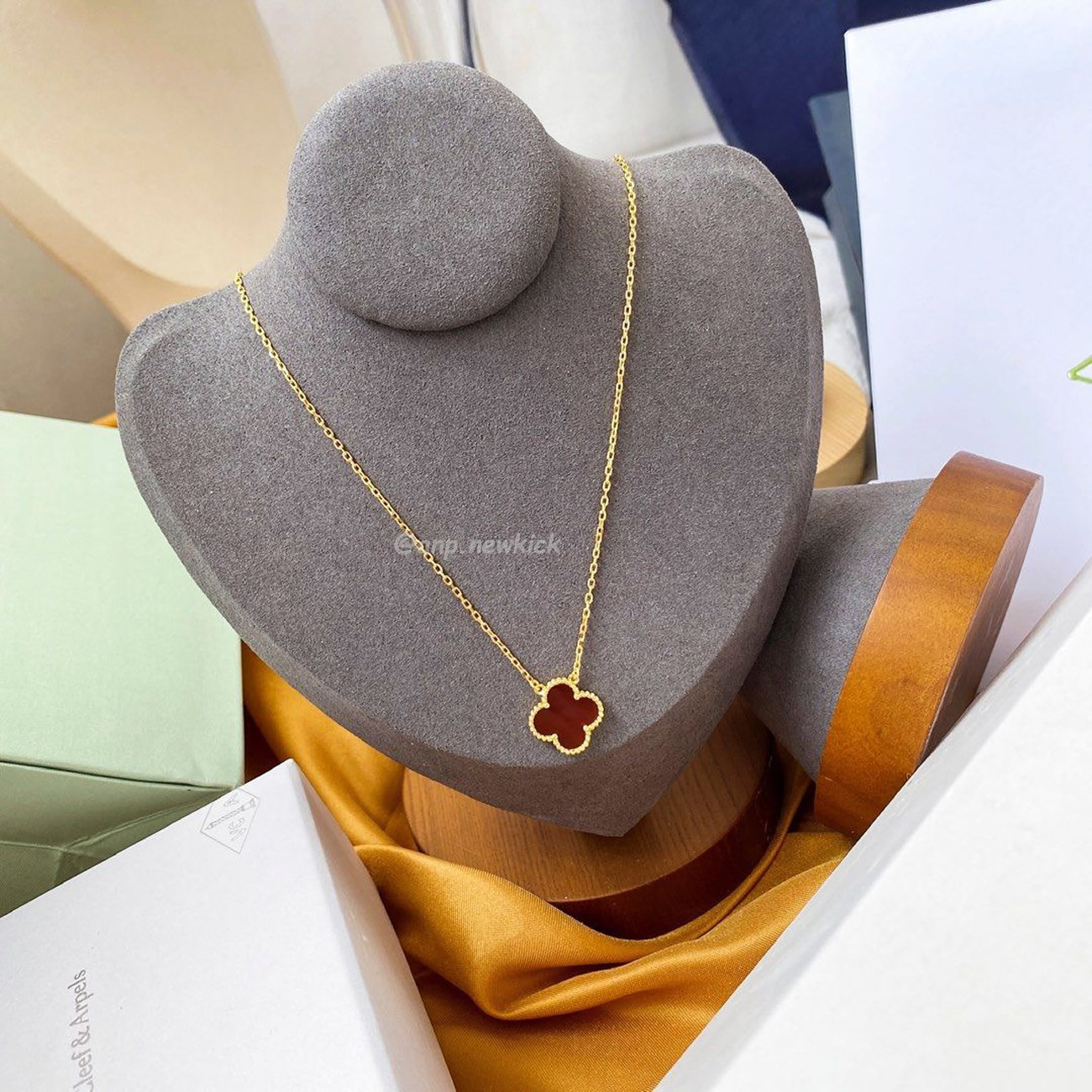 Van Cleef Arpels Vintage Alhambra Pendant (7) - www.newkick.org Van Cleef Arpels Vintage Alhambra Pendant (7) - www.newkick.org