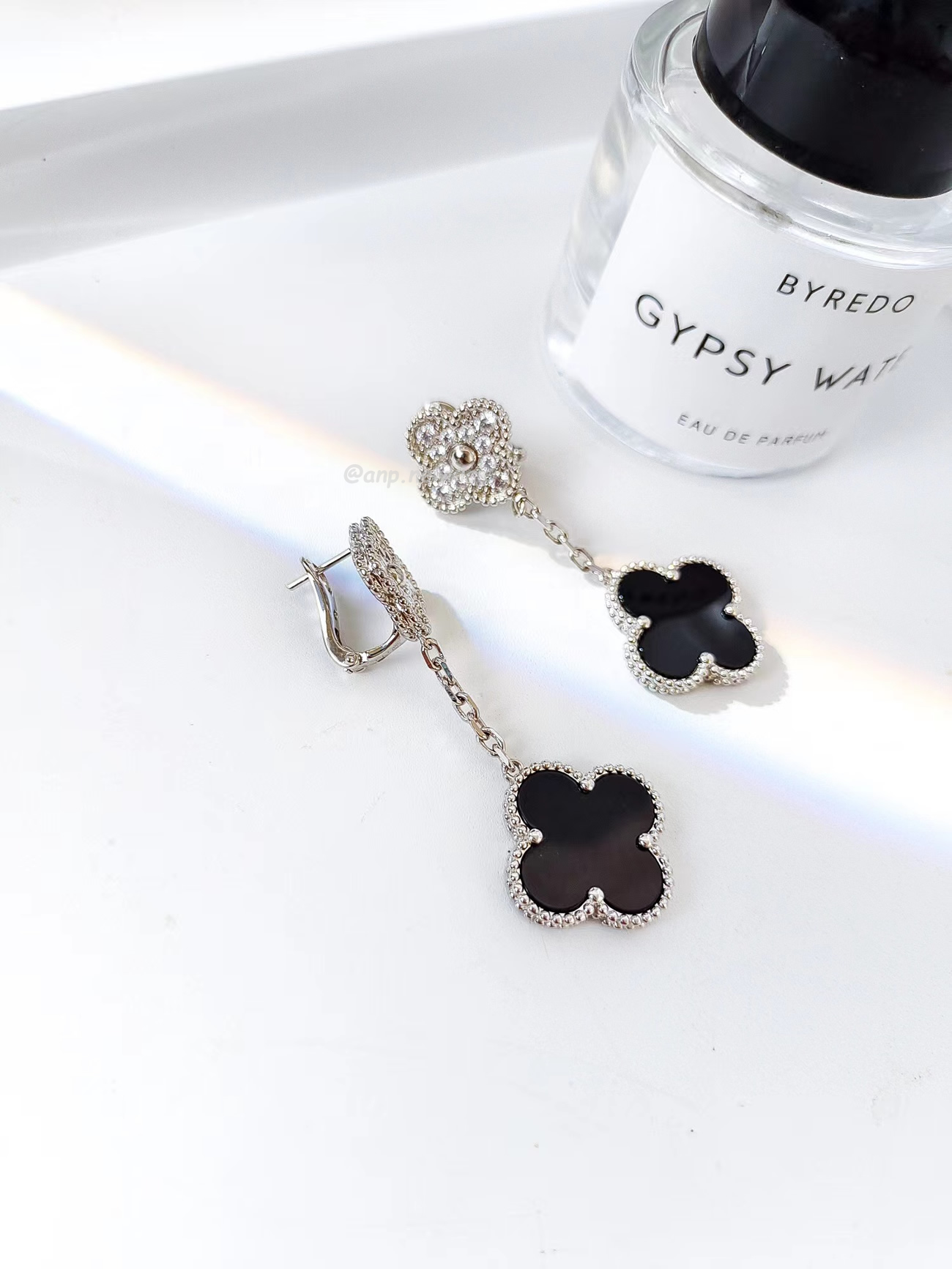 Van Cleef Arpels Magic Alhambra Earrings 2 Motifs 18k White Gold (10) - www.newkick.org Van Cleef Arpels Magic Alhambra Earrings 2 Motifs 18k White Gold (10) - www.newkick.org