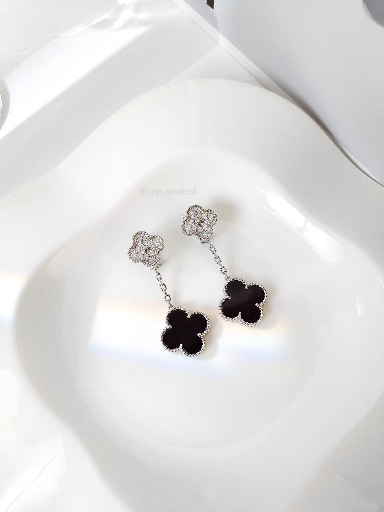 Van Cleef Arpels Magic Alhambra Earrings 2 Motifs 18k White Gold (5) - www.newkick.org Van Cleef Arpels Magic Alhambra Earrings 2 Motifs 18k White Gold (5) - www.newkick.org