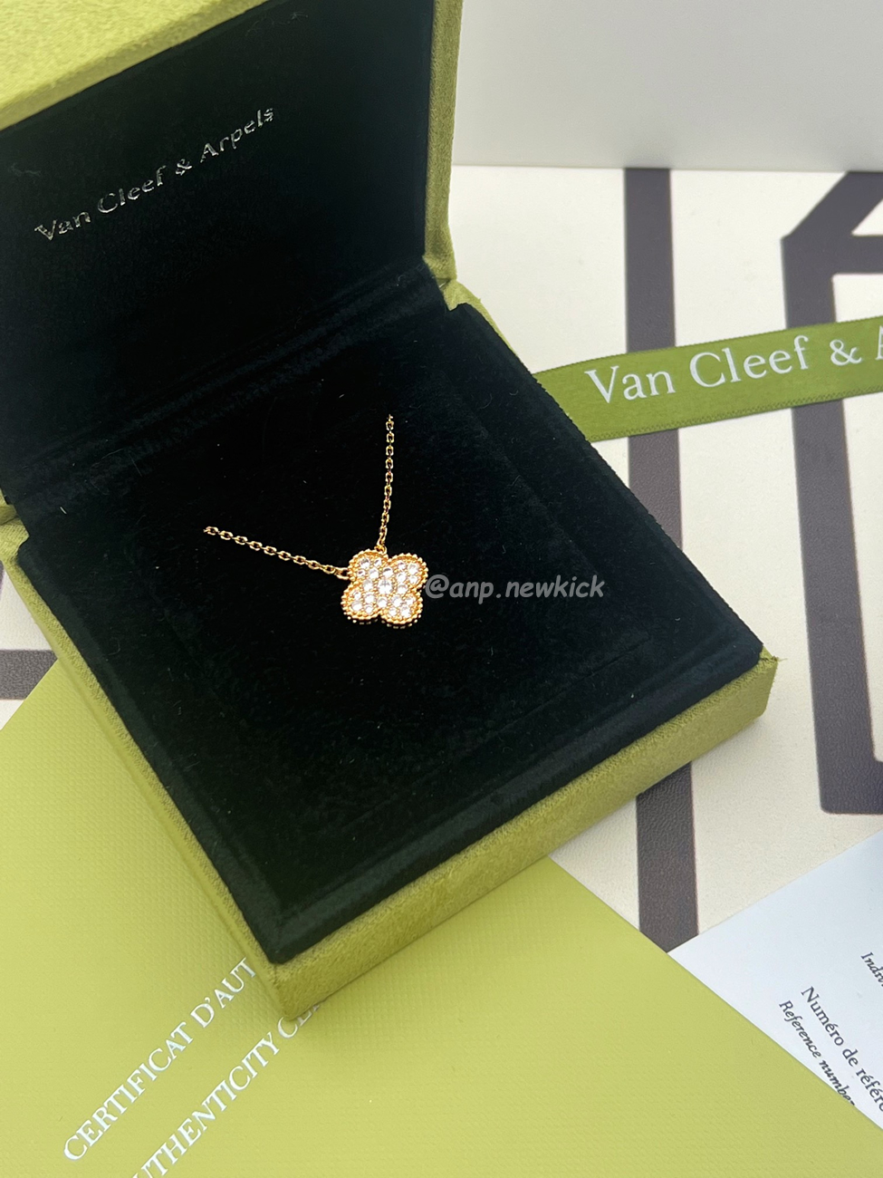 Van Cleef Arpels Full Diamond Clover Necklace (1) - www.newkick.org Van Cleef Arpels Full Diamond Clover Necklace (1) - www.newkick.org