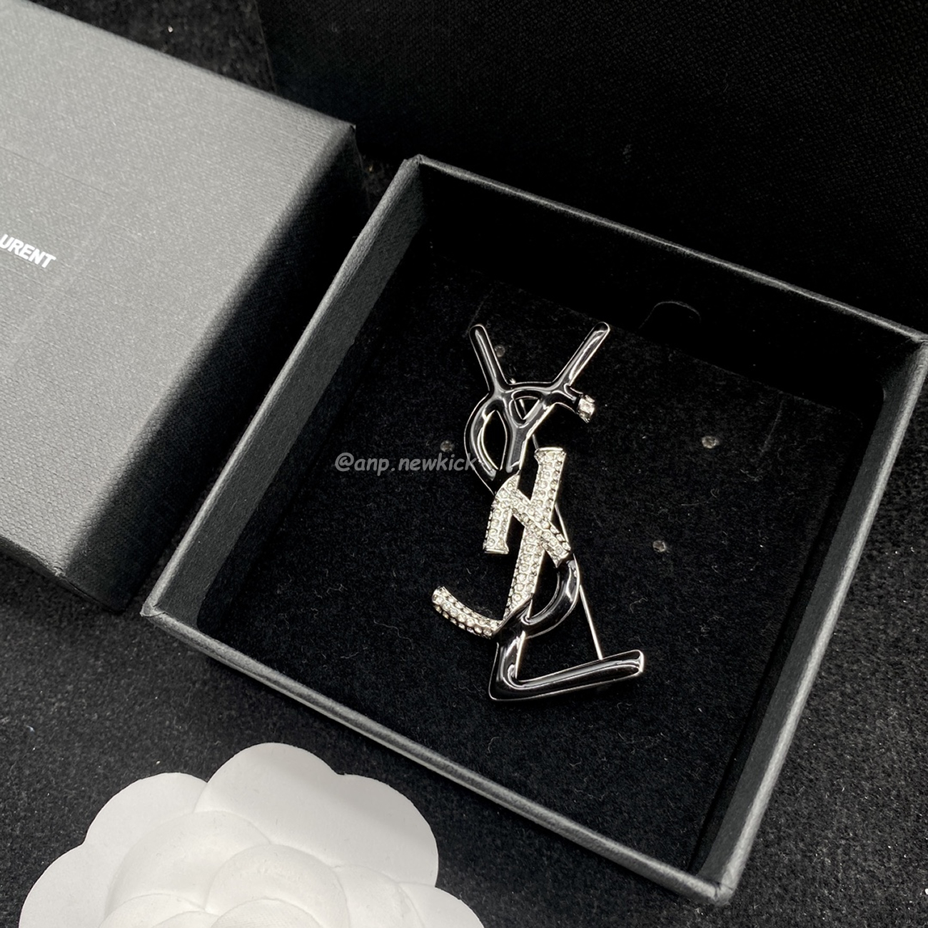 Saint Laurent Ysl Brooch (1) - www.newkick.org Saint Laurent Ysl Brooch (1) - www.newkick.org